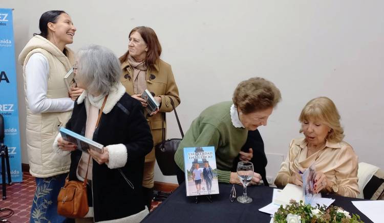 El Sábado 13 la escritora Cristina Adassus presentó su último trabajo, el libro "Una Verdad en Silencio"