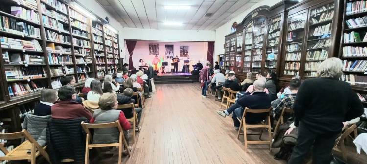 La Biblioteca Sarmiento se lleno de música y danza con la actuación de Voces del Alma