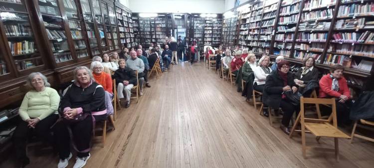 La Biblioteca Sarmiento se lleno de música y danza con la actuación de Voces del Alma