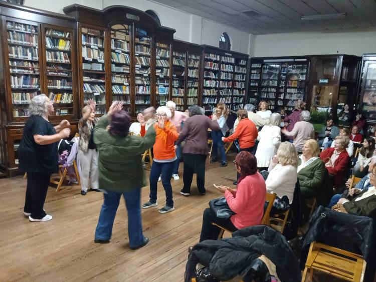 La Biblioteca Sarmiento se lleno de música y danza con la actuación de Voces del Alma