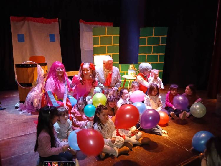 El Grupo Teatral "Arriba el Telón" se presentó en Pringles con su obra "Arco iris a la obra"