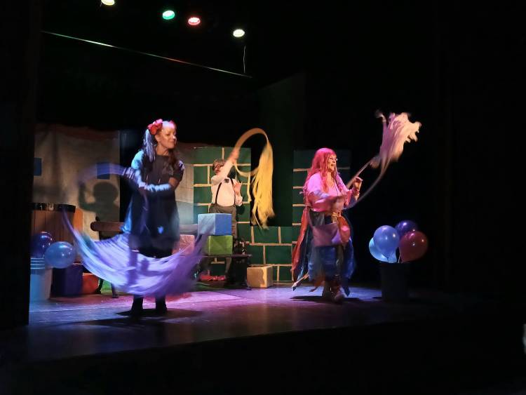 El Grupo Teatral "Arriba el Telón" se presentó en Pringles con su obra "Arco iris a la obra"