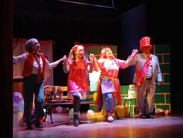 El Grupo Teatral "Arriba el Telón" se presentó en Pringles con su obra "Arco iris a la obra"