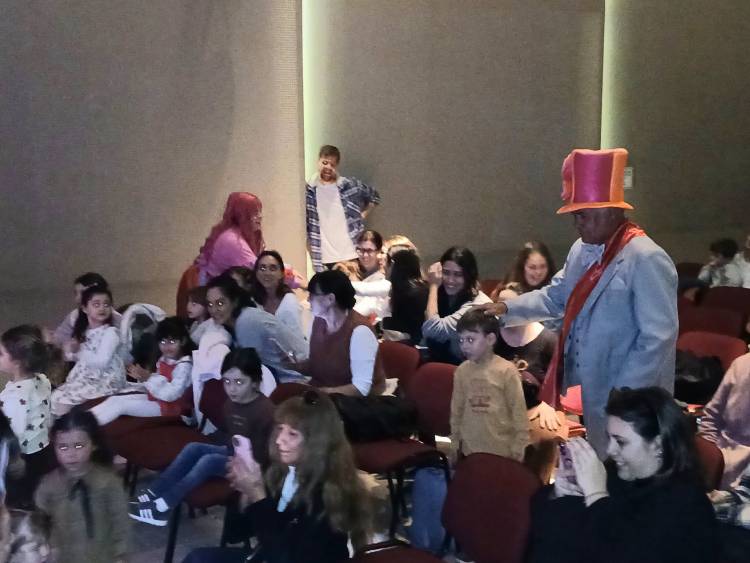 El Grupo Teatral "Arriba el Telón" se presentó en Pringles con su obra "Arco iris a la obra"