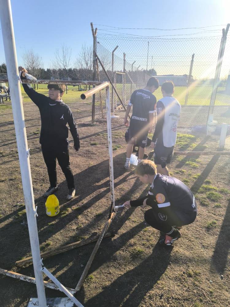  Tarea de mantenimiento y pintura de la cancha auxiliar en El Progreso