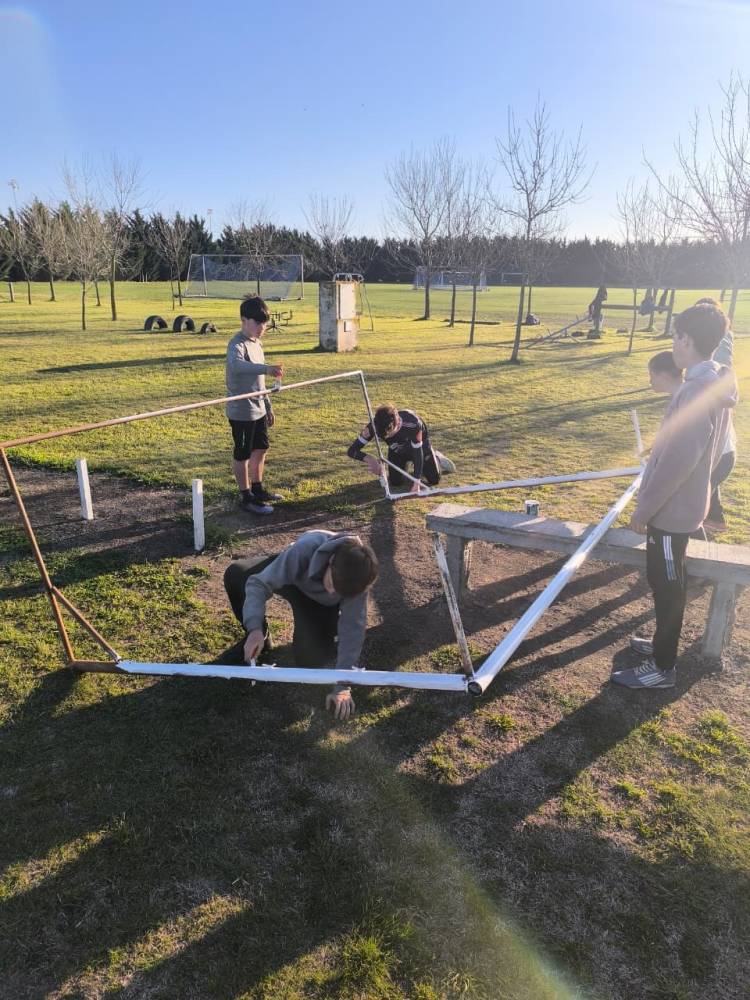  Tarea de mantenimiento y pintura de la cancha auxiliar en El Progreso