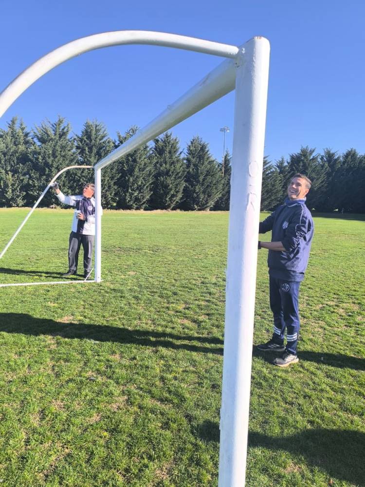  Tarea de mantenimiento y pintura de la cancha auxiliar en El Progreso