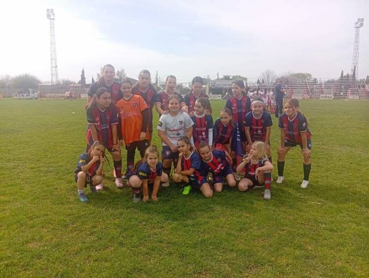 Encuentro de fútbol femenino Sub 10 y Sub 13 en Independiente de pueblo San José