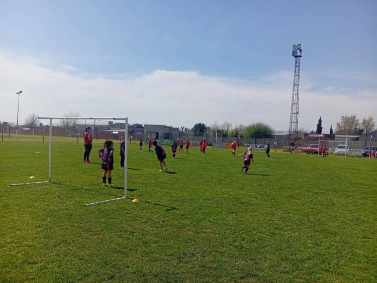 Encuentro de fútbol femenino Sub 10 y Sub 13 en Independiente de pueblo San José