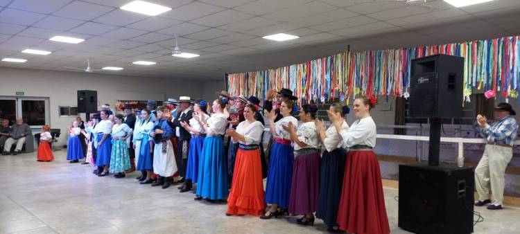 El festival folclórico del Hogar de Ancianos Domingo Goñi fue un éxito