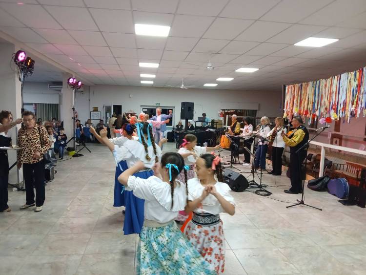 El festival folclórico del Hogar de Ancianos Domingo Goñi fue un éxito