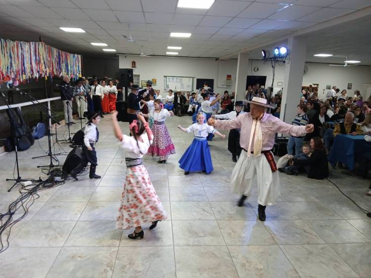 El festival folclórico del Hogar de Ancianos Domingo Goñi fue un éxito