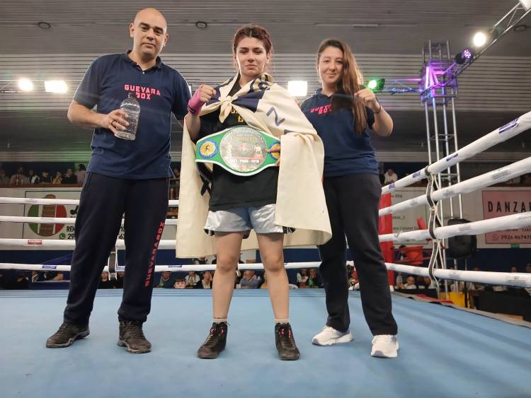 Matias Martinez representando a Club El  Progreso gano por nocaut en la pelea profesional de fondo