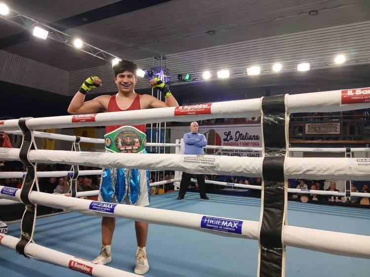 Matias Martinez representando a Club El  Progreso gano por nocaut en la pelea profesional de fondo