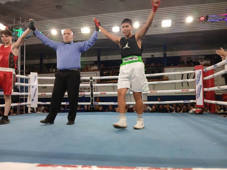 Matias Martinez representando a Club El  Progreso gano por nocaut en la pelea profesional de fondo